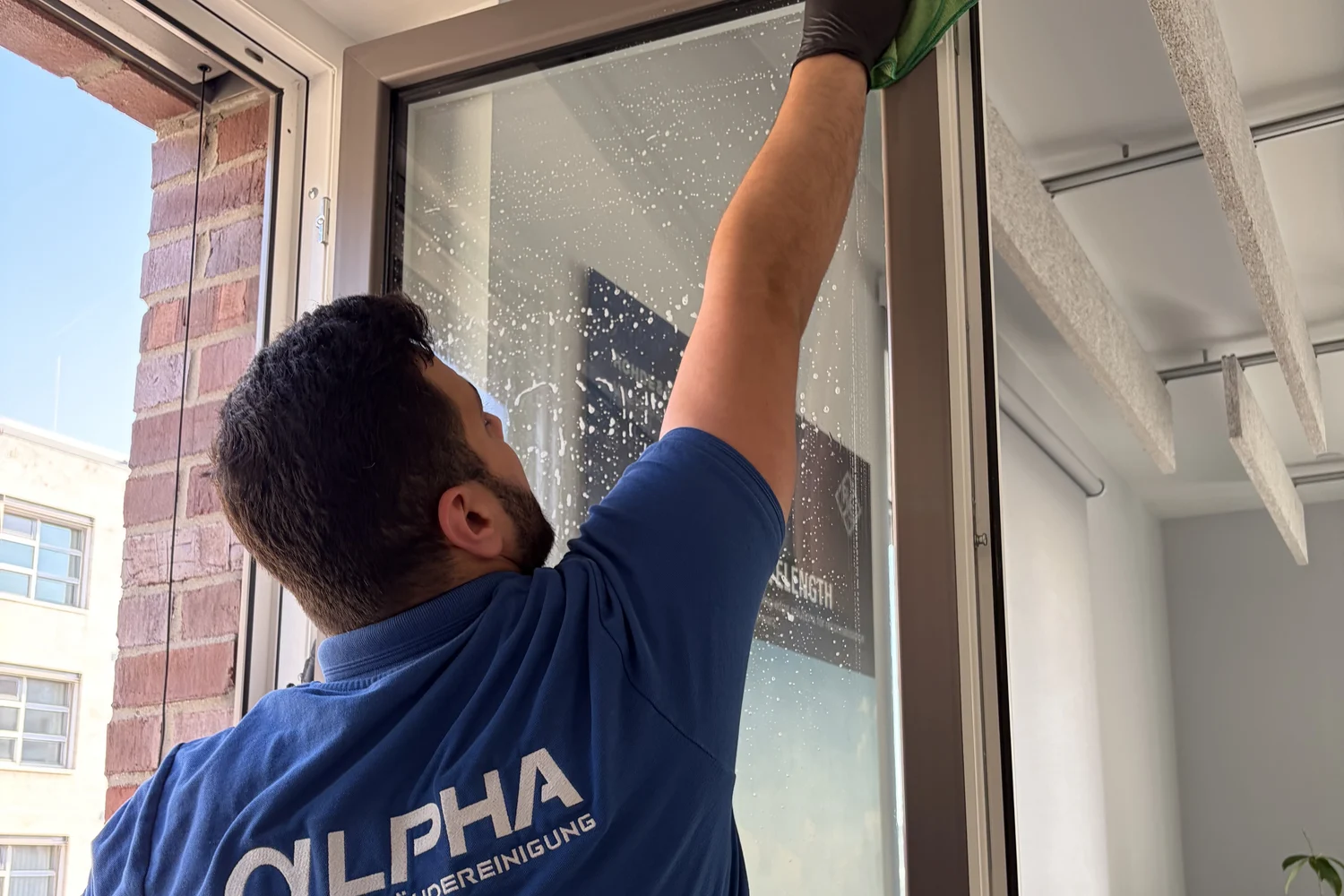 Alpha-Mitarbeiter reinigt Fensterfront bei Rohde & Schwarz in den Annenhöfen Dresden